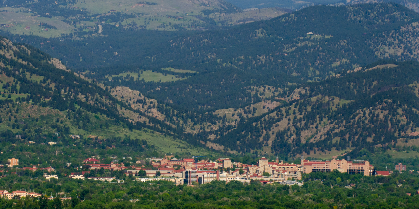 Cu ɫ campus surrounded by the flatiron mountains