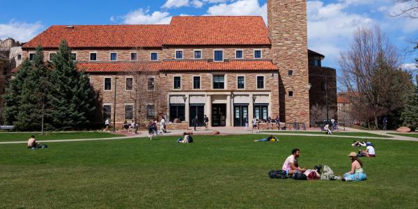 Students enjoy a warm spring day on campus
