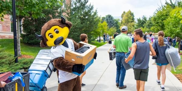 Chip the buffalo mascot helps students during move-in